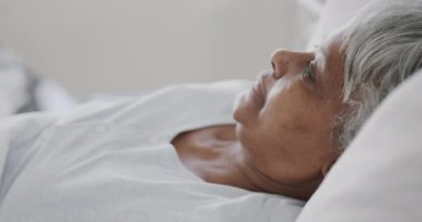 Yataktaki yaşlı kadın hastanın kolunda steteskop kullanan çeşitli kadın doktorlar, ağır çekimde. Sağlık hizmetleri, sağlık kontrolü, kıdemli sağlık, hastane ve sağlık hizmetleri, değiştirilmemiş.