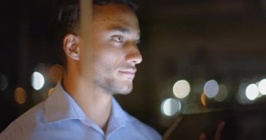 Düşünceli çift ırklı işadamı gözlerini kaçırıyor, gece geç saatlere kadar ofiste çalışıyor, ağır çekimde. İş, ofis, teslim tarihi ve geç saatlere kadar çalışma, değiştirilmemiş.