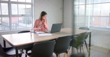 Laptop kullanan ve not alan Asyalı iş kadını toplantı odasında ağır çekimde. İş, iletişim, ofis ve iş, değiştirilmemiş.