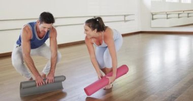 Spor salonunda çalıştıktan sonra el sıkışan Kafkas erkek ve kadın yoga eğitmeni, yavaş çekimde mutlu. Aktif yaşam tarzı, eğitim, sağlık ve sağlık, değiştirilmemiş.