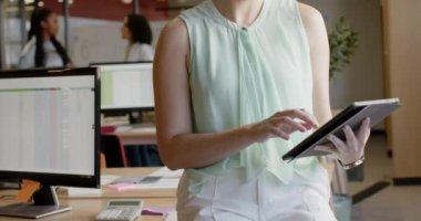 Ofiste gülümseyen tablet kullanan mutlu beyaz iş kadını portresi, yavaş çekim. İş, güven, iletişim, ofis ve iş, değiştirilmemiş.