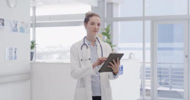 Tablet kullanan ve hastanede gülümseyen mutlu kadın doktor portresi. Sağlık hizmetleri, hastane, iletişim ve sağlık hizmetleri, değiştirilmemiş.