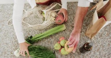 Kafkasyalı çiftin orta kesiminde marketten alışveriş yapıyorlar, ağır çekimde. Yaşam tarzı, sağlık, refah ve ev hayatı, değişmedi..