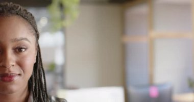 Ofiste gülümseyen Afro-Amerikan iş kadınının yarım portresi, fotokopi alanı, ağır çekim. İş, güven, ofis ve iş, değiştirilmemiş.