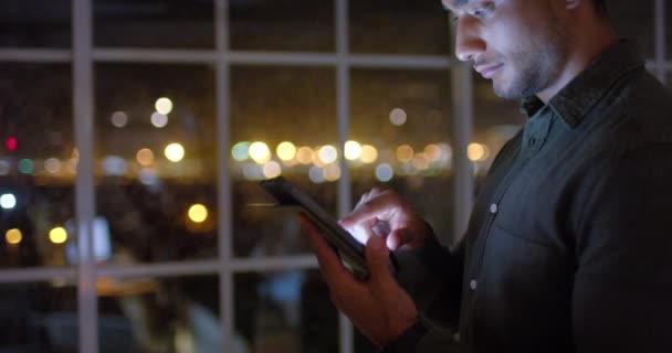 Pensativo Empresario Birracial Utilizando Tableta Mirando Por Ventana Oficina Noche — Vídeos de Stock