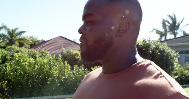 Портрет Счастливого Африканского Американца Смотрящего Камеру Улыбающегося Солнечном Саду Замедленной — стоковое видео