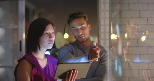 Focado Diversos Colegas Masculinos Femininos Brainstorming Usando Tablet Noite Escritório — Vídeo de Stock