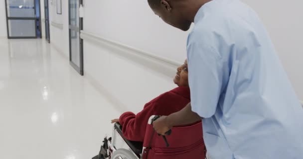 Διαφορετική Γυναίκα Γιατρός Σπρώχνει Ηλικιωμένη Γυναίκα Ασθενή Αναπηρική Καρέκλα Στο — Αρχείο Βίντεο