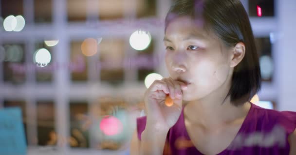 Asiatisk Tillfällig Affärskvinna Med Hjälp Surfplatta Brainstorming Gör Anteckningar Glasvägg — Stockvideo