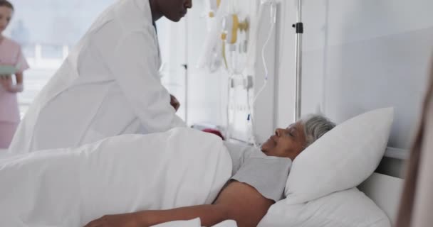 Diverse Ärztin Überprüft Medikamente Und Tropfen Der Älteren Patientin Bett — Stockvideo