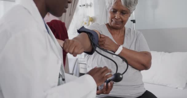 Diversi Medici Donna Che Prendono Pressione Sanguigna Felice Paziente Anziana — Video Stock