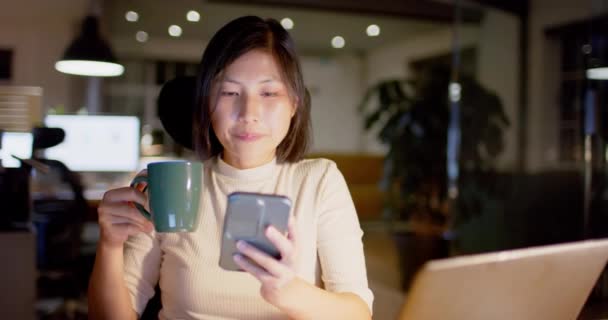 Cansado Asiático Ocasional Mujer Negocios Beber Café Usando Teléfono Inteligente — Vídeos de Stock