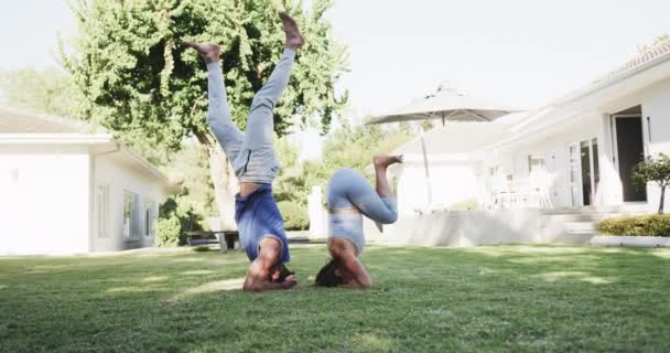 Glad Kaukasiske Par Øve Yoga Headstand Udgør Solrig Have Slow – Stock-video