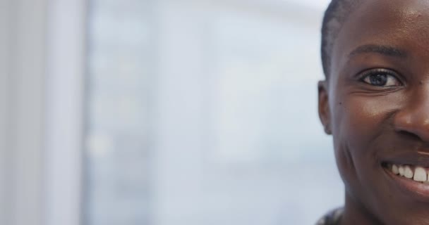 Половина Портрета Улыбающейся Короткошерстной Африканской Пациентки Американки Замедленной Съемке Копирующее — стоковое видео