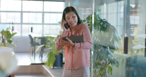 Heureuse Femme Affaires Asiatique Utilisant Une Tablette Parlant Sur Smartphone — Video