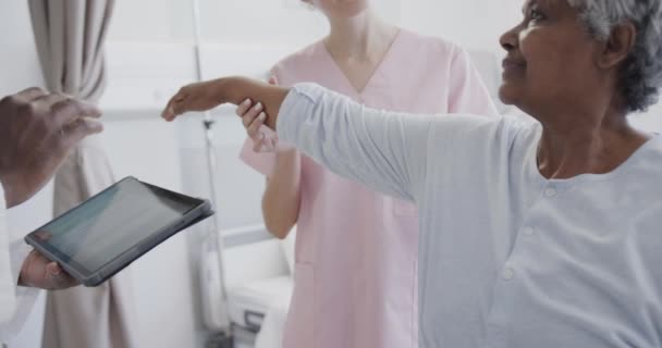 Médico Masculino Diverso Com Tablet Fisiologia Feminina Feliz Tratando Paciente — Vídeo de Stock