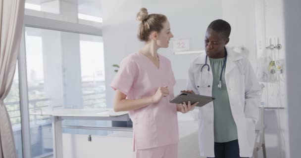 Happy Diverse Vrouwelijke Arts Verpleegkundige Gesprek Het Ziekenhuis Afdeling Met — Stockvideo