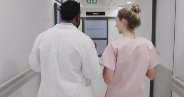 Diverse Krankenschwester Und Arzt Gehen Auf Dem Flur Benutzen Tabletten — Stockvideo