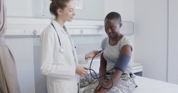 Feliz Mujer Soldado Diversa Paciente Médico Midiendo Presión Arterial Hospital — Vídeos de Stock