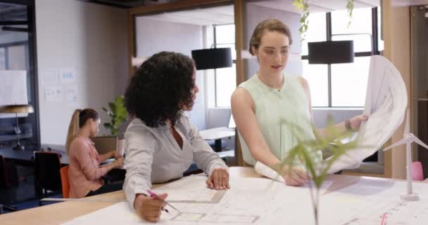 多様な女性建築家が仕事について話し合い オフィスの設計図をゆっくりと見ています チームワーク オフィス 創造的なビジネスとデザイン 変更なし — ストック動画