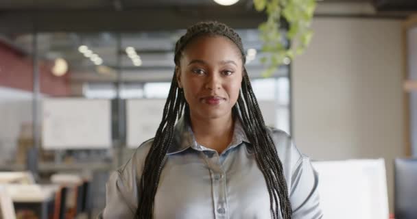 Ofiste Gülümseyen Afro Amerikan Sıradan Bir Kadınının Portresi Ağır Çekimde — Stok video