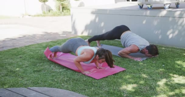 Pareja Caucásica Practicando Yoga Sobre Esteras Jardín Cámara Lenta Estilo — Vídeos de Stock