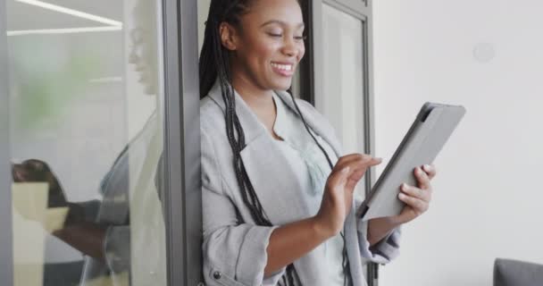 Portret Szczęśliwej Afro Amerykańskiej Bizneswoman Używającej Tabletu Drzwiach Biurowych Zwolnione — Wideo stockowe