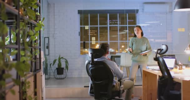 亚洲女商人在办公室里用平板电脑向男同事们展示自己的工作经历 办公室 团队合作 截止日期和工作时间晚 — 图库视频影像