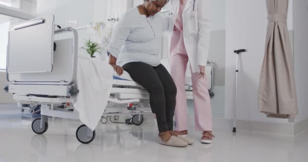Šťastná Různorodá Doktorka Pomáhající Starší Pacientce Vstát Postele Zpomalený Pohyb — Stock video