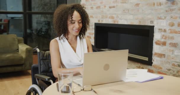 Mulher Negócios Birracial Feliz Cadeira Rodas Usando Laptop Mesa Escritório — Vídeo de Stock