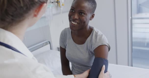 Boldog Sokszínű Női Katona Beteg Orvos Méri Vérnyomást Kórházban Lassított — Stock videók