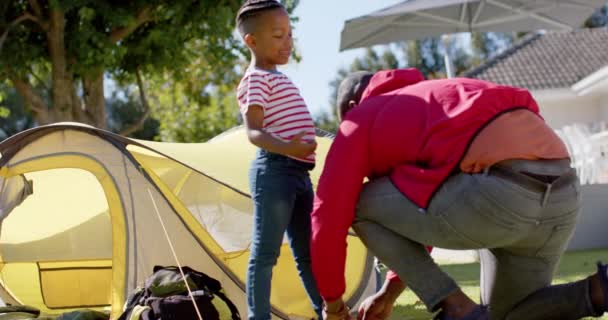아프리카 미국인 아버지와 정원에서 동작으로 텐트를 있습니다 아버지 재미와 변화되지 — 비디오