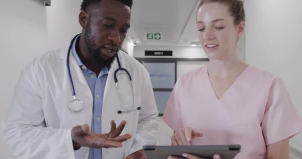Різні Медсестри Лікарі Чоловічої Статі Розмовляють Коридорі Потім Працюють Терміново — стокове відео