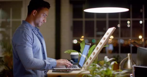 Бессистемный Бизнесмен Работающий Ноутбуке Стойкой Стоя Ночью Офисе Замедленной Съемке — стоковое видео
