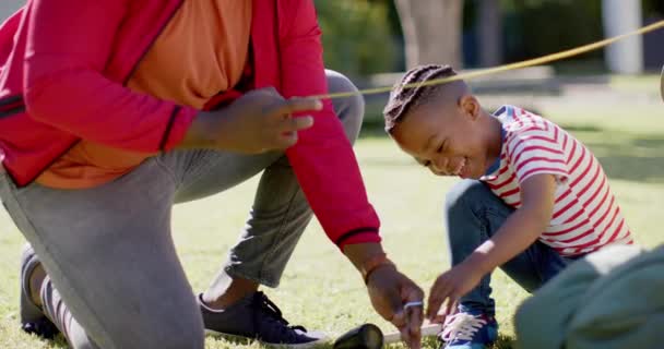 Щасливий Батько Афроамериканець Син Які Тихенько Садять Намет Сонячному Саду — стокове відео