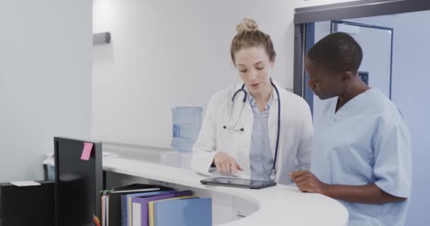 Verscheidene Vrouwelijke Arts Verpleegkundige Die Tabletten Gebruiken Tijdens Ziekenhuisreceptie Slow — Stockvideo