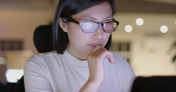 Focalisé Asiatique Casual Femme Affaires Dans Des Lunettes Aide Ordinateur — Video