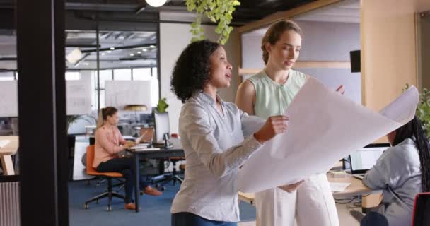 Çeşitli Kadın Mimarlar Işi Tartışıyor Ofisteki Planlara Yavaş Çekimde Bakıyor — Stok video