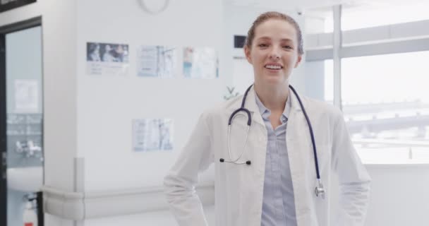 Portrét Šťastné Doktorky Stetoskopem Usmívající Nemocnici Zpomaleném Kopírovacím Prostoru Lékařské — Stock video
