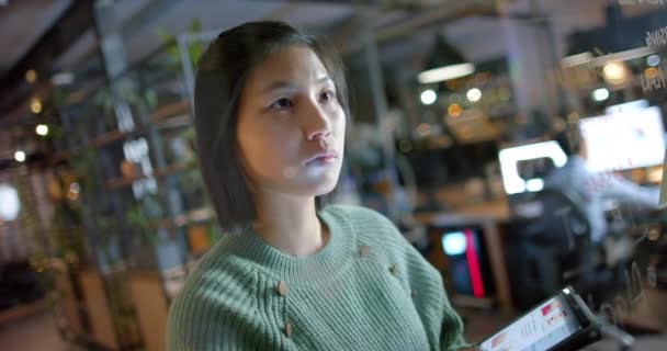 Odaklanmış Asyalı Sıradan Kadını Tablet Beyin Fırtınası Yapıyor Geceleri Ofis — Stok video