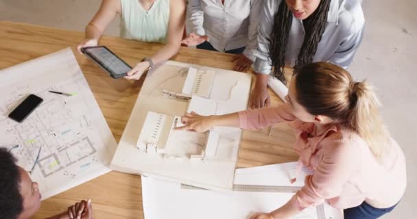 Mimari Model Planları Yavaş Çekimde Tartışan Çeşitli Kadın Mimarlar Takım — Stok video