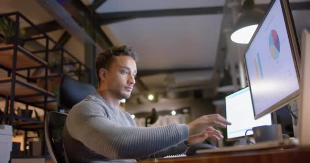 Обычный Бизнесмен Сидящий Столом Используя Компьютеры Офисе Ночью Замедленная Съемка — стоковое видео
