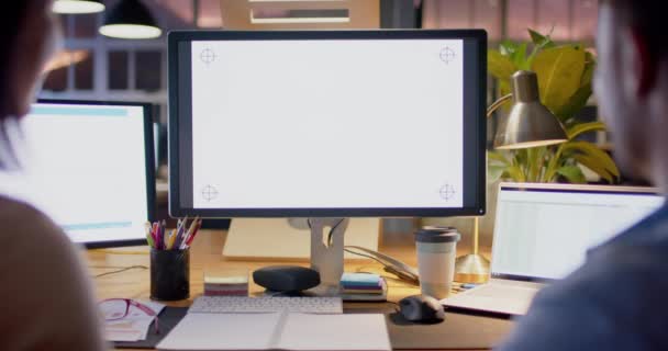 Çeşitli Erkek Kadın Meslektaşlar Ofiste Geceleri Kopya Alanı Olan Bilgisayarları — Stok video