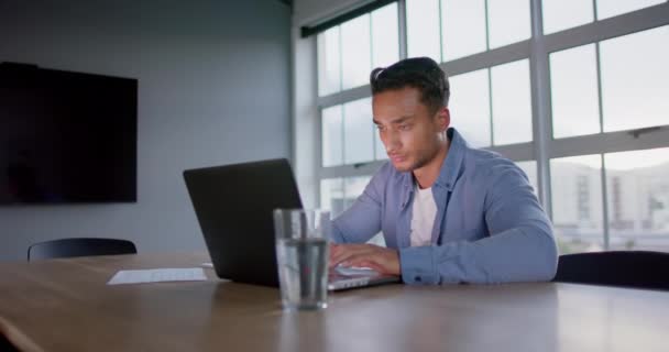 Homem Negócios Birracial Focado Usando Laptop Tomar Notas Mesa Sala — Vídeo de Stock