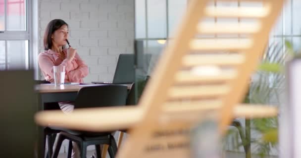 Щаслива Азіатська Бізнес Леді Використовуючи Ноутбук Роблячи Нотатки Столом Кімнаті — стокове відео