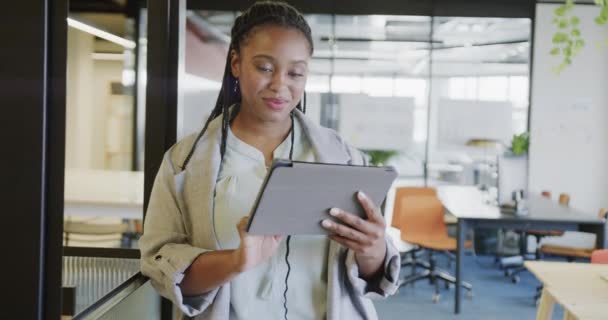 Ofiste Ağır Çekimde Duran Tablet Kullanan Mutlu Afro Amerikan Kadını — Stok video