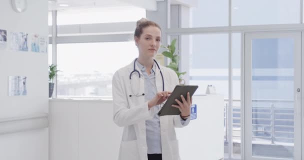 Porträtt Lycklig Kvinnlig Läkare Med Tablett Och Leende Sjukhus Slow — Stockvideo