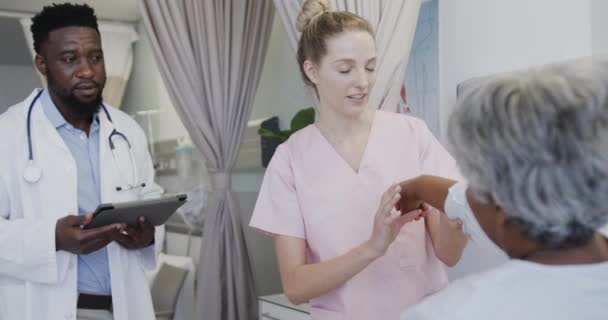 Diverse Medic Sex Masculin Tabletă Fizio Feminin Fericit Care Tratează — Videoclip de stoc
