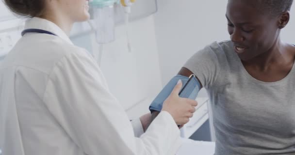 Feliz Diverso Paciente Sexo Feminino Médico Medir Pressão Arterial Hospital — Vídeo de Stock