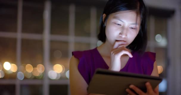 Femme Affaires Asiatique Réfléchie Utilisant Tablette Par Fenêtre Bureau Nuit — Video